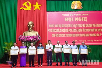 Những cá nhân nhận Bằng khen vì có thành tích xuất sắc trong 10 năm thực hiện Nghị quyết số 29-NQ/TW của Ban chấp hành Trung ương Đảng khóa XI.