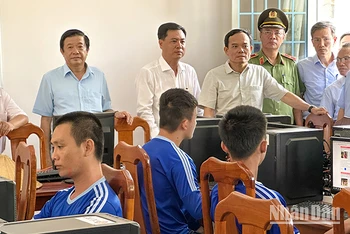 Phó Thủ tướng Trần Lưu Quang thăm các học viện tại Cơ sở cai nghiện ma túy tỉnh Vĩnh Long vào chiều 21/7. 