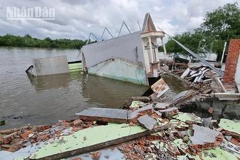 Điểm sạt lở ở chợ xã Tích Thiện, huyện Trà Ôn làm nhiều căn nhà chìm xuống sông Hậu vào ngày 12/6 vừa qua. 