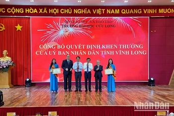Lãnh đạo tỉnh Vĩnh Long tặng Bằng khen cho lãnh đạo trường Đại học Cửu Long đã có thành tích đào tạo trong thời gian qua. 