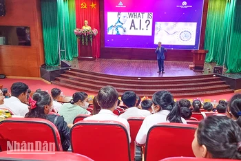 Phó Giáo sư, Tiến sĩ Phạm Thế Bảo, Trưởng Khoa Công nghệ thông tin, Đại học Sài Gòn, trình bày tại hội thảo.