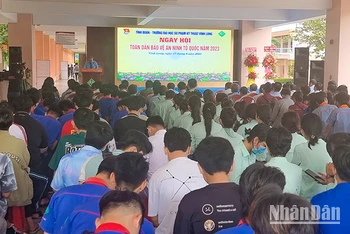 Đông đảo sinh viên tham gia Ngày hội toàn dân bảo vệ an ninh Tổ quốc được tổ chức tại Trường đại học Sư phạm kỹ thuật Vĩnh Long.