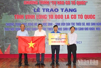 Ban tổ chức trao tặng bảng tượng trưng 10.000 lá cờ Tổ quốc. 