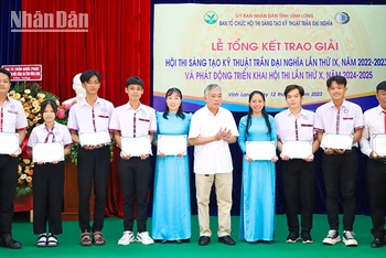 Ông Trần Dũng Trình, con trai của bác Trần Đại Nghĩa, trao giải tại Hội thi Sáng tạo Kỹ thuật Trần Đại Nghĩa cho các giải pháp đạt giải vào chiều 12/9.