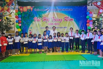 Bí thư Tỉnh ủy Vĩnh Long Bùi Văn Nghiêm trao học bổng cho các em học sinh người dân tộc Khmer vượt khó học giỏi.