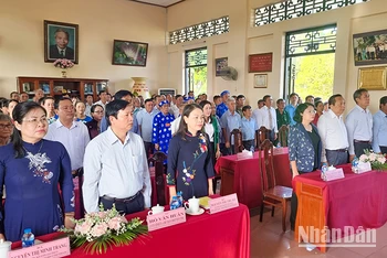 Đồng chí Nguyễn Thị Thu Hà và đồng chí Đặng Thị Ngọc Thịnh dự Ngày hội đại đoàn kết toàn dân tộc tại ấp Long Thuận A sáng 16/11. 