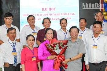 Bí thư Tỉnh ủy Vĩnh Long Bùi Văn Nghiêm tặng hoa chúc mừng Ban chấp hành mới ra mắt Đại hội. 