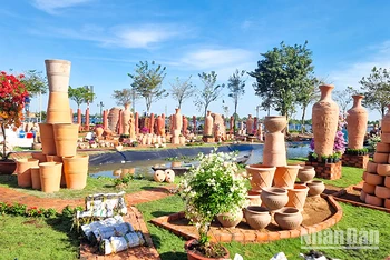 Công viên nghệ thuật gốm đỏ Vĩnh Long hình thành chỉ trong 3 ngày. 