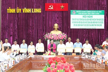 Trưởng Ban Tuyên giáo Tỉnh ủy Vĩnh Long Nguyễn Thị Minh Trang trao khen cho những cá nhân có thành tích đóng góp cho hoạt động tín dụng chính sách trên địa bàn tỉnh năm 2023. 