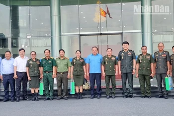 Đoàn Tổng cục Dịch vụ quốc phòng, Bộ Quốc phòng Campuchia chụp ảnh lưu niệm tại Ủy ban nhân dân tỉnh Vĩnh Long sáng 18/1. 