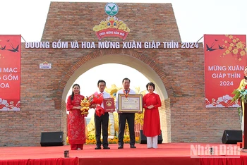 Tổ chức kỷ lục Việt Nam trao giấy chứng nhận “Đường gốm đỏ và hoa dài nhất Việt Nam”. 