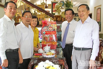 Đoàn lãnh đạo tỉnh Vĩnh Long thăm và chúc Tết gia đình nguyên Bí thư Tỉnh ủy Vĩnh Long Trương Văn Sáu. 