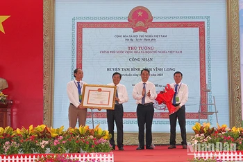 Lãnh đạo tỉnh Vĩnh Long trao bằng công nhận của Thủ tướng Chính phủ cho huyện Tam Bình. 