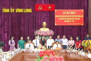 Lễ ký kết giữa Tỉnh ủy Vĩnh Long và Nhà xuất bản Chính trị quốc gia Sự thật.
