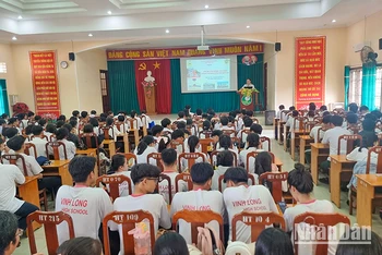 Quang cảnh nói chuyện chuyên đề về biển đảo Việt Nam tại Trường trung học phổ thông Lưu Văn Liệt vào chiều 17/4. 