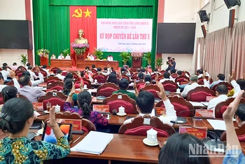 Đại biểu Hội đồng nhân dân tỉnh Vĩnh Long biểu quyết thông qua các Nghị quyết tại kỳ họp. 