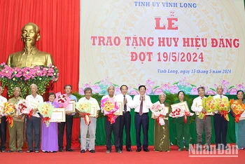 Trao huy hiệu Đảng cho những vị cao niên tuổi đảng. 