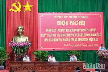 Chủ trì hội nghị. 