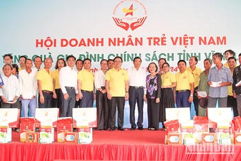 Lãnh đạo tỉnh Vĩnh Long và lãnh đạo Trung ương Hội Doanh nhân trẻ Việt Nam trao quà cho gia đình chính sách. 