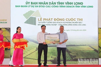 Tổng Giám đốc Quỹ Hỗ trợ bảo tồn di sản văn hóa Việt Nam Tô Văn Động trao bảng tượng trưng 2 tỷ đồng hỗ trợ giải thưởng cho cuộc thi. 