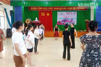 Giảng viên hướng dẫn kỹ năng múa cho các học viên. 