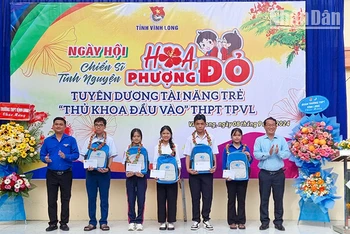 Ban Tổ chức tuyên dương 5 học sinh "Thủ khoa đầu vào". 