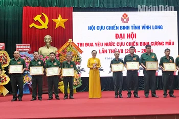 Lãnh đạo tỉnh trao bằng khen cho tập thể và cá nhân đã có thành tích xuất sắc trong thực hiện phong trào “Cựu chiến binh gương mẫu” giai đoạn 2024-2029. 