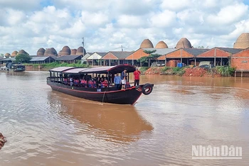 Nét độc đáo làng nghề gạch gốm Mang Thít, huyện Mang Thít, tỉnh Vĩnh Long. 