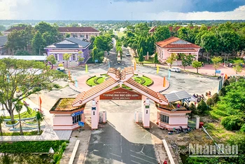 Khuôn viên cổng trường Đại học Cửu Long.