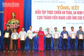 Khen thưởng các đội đạt giải trong diễn tập thực chiến an toàn, an ninh mạng năm 2024. 