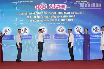 Ban tổ chức thực hiện nghi thức công bố 5 kỹ thuật chuyên sâu được chuyển giao. 