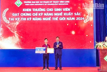 Khen thưởng cho sinh viên đạt giải trong kỳ thi kỹ năng nghề thế giới. 