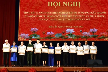 Phó Bí thư Thường trực Tỉnh ủy Đắk Lắk Phạm Minh Tấn tặng Bằng khen của Tỉnh ủy cho các tập thể có thành tích xuất sắc.