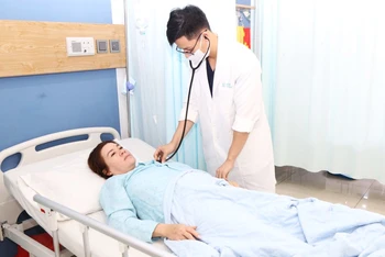 Các bác sĩ Bệnh viện Đại học Y dược Buôn Ma Thuột thăm khám cho bệnh nhân N.T.L sau khi cứu chữa thành công bệnh thuyên tắc động mạch phổi.