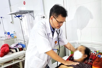 Một bệnh nhân mắc bệnh liên cầu lợn điều trị tại Khoa Truyền nhiễm, Bệnh viện đa khoa vùng Tây Nguyên. (Ảnh: Quang Nhật)