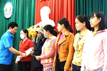 Chủ tịch Liên đoàn lao động tỉnh Đắk Lắk Nguyễn Công Bảo tặng quà cho công nhân có hoàn cảnh khó khăn của Công ty Cổ phần Đô thị và Môi trường Đắk Lắk.