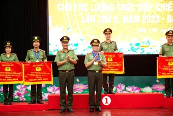 Ban Tổ chức giải trao giải Nhất, Nhì, Ba toàn đoàn cho các đơn vị có thành tích xuất sắc.