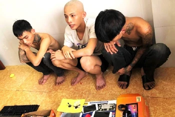 3 đối tượng Nhân, Dương, Nguyên bị Công an bắt giữ cùng tang vật trộm cắp.
