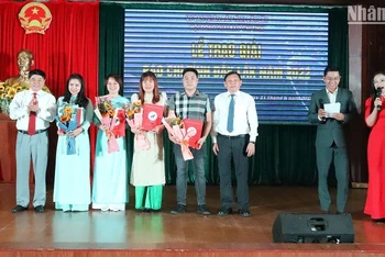 Lãnh đạo tỉnh Đắk Lắk trao Giải A cho các tác giả có tác phẩm đoạt giải.