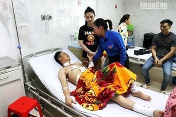 Hai cán bộ Công an bị thương trong vụ tấn công trụ sở xã Ea Tiêu và Ea Ktur đang được tích cực điều trị. 