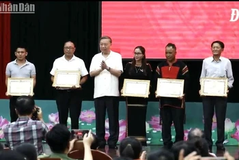 Bộ trưởng Tô Lâm trao tặng Bằng khen của Bộ Công an cho 5 cá nhân có thành tích xuất sắc trong phong trào toàn dân bảo vệ an ninh Tổ quốc.