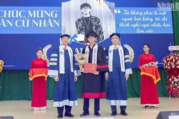 Lãnh đạo Trường Đại học Luật Hà Nội trao bằng tốt nghiệp cho các tân cử nhân ngành Luật đầu tiên được đào tạo tại Phân hiệu Đắk Lắk.