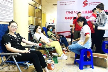 Công chức, viên chức tỉnh Đắk Lắk tham gia hiến máu tình nguyện.