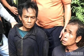 2 trong 3 đối tượng bị truy nã đặc biệt liên quan đến vụ “Khủng bố nhằm chống chính quyền nhân dân” tại Đắk Lắk vừa bị bắt khi đang lẩn trốn tại một quả đồi vắng xã Ea Ktur, huyện Cư Kuin.