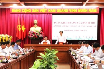 Đồng chí Lê Minh Khái, Bí thư Trung ương Đảng, Phó Thủ tướng Chính phủ, Trưởng đoàn kiểm tra phát biểu tại buổi làm việc. (Ảnh: Duy Tiến)