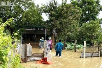 Một nhà dân ở xã Ea Rốk, huyện Ea Súp bị ngập nước.