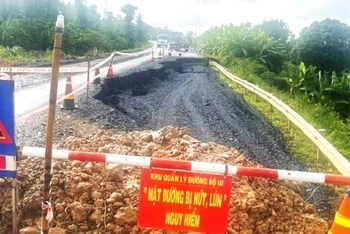 Ban Quản lý Dự án đường Hồ Chí Minh đang khẩn trương triển khai khắc phục tình trạng sụt lún trên đường tránh trung tâm thị trấn Ea Drăng, huyện Ea H’leo, tỉnh Đắk Lắk.