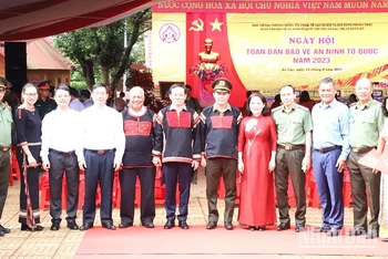 Phó Thủ tướng Trần Lưu Quang với lãnh đạo tỉnh Đắk Lắk và thị xã Buôn Hồ.