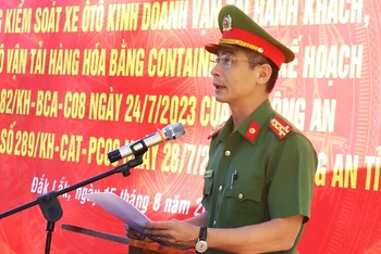 Đại tá Trần Bình Hưng, Phó Giám đốc Công an tỉnh Đắk Lắk phát biểu giao nhiệm vụ tại lễ ra quân.