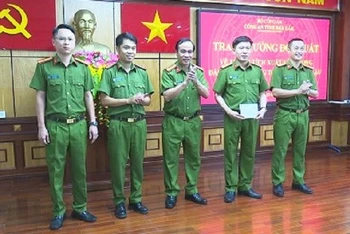 Đại tá Nguyễn Văn Bôn, Phó Giám đốc Công an tỉnh Đắk Lắk (người đứng giữa) trao thưởng đột xuất 10 triệu đồng cho tập thể Phòng Cảnh sát kinh tế.